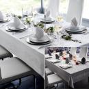 Festliche Tafeltischdecke mit sechs Servietten