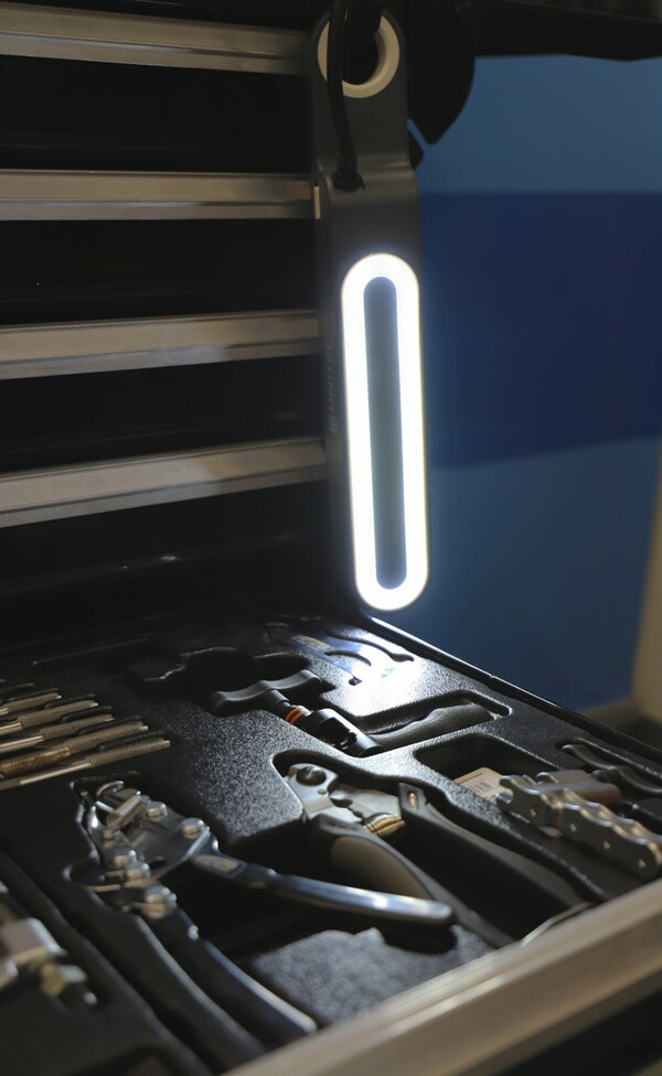 Bild 1 von LED Arbeitsleuchte mit Schutzkontaktsteckdosen 4 Schutzkontaktsteckdosen, anthrazit