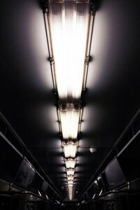 queence Acrylglasbild »Licht im Zug«