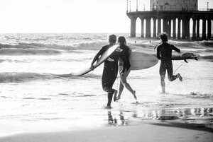 queence Acrylglasbild »Surfer am Strand«