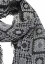 Bild 4 von leslii Strickschal, Set bestehend Schal mit Kachel-Muster in Grau Schwarz mit perfekt passendem Kristallarmband in Grau Weiß