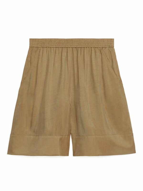 Bild 1 von Arket Shorts aus fließendem Cupro Dunkelbeige in Größe 38. Farbe: Dark beige