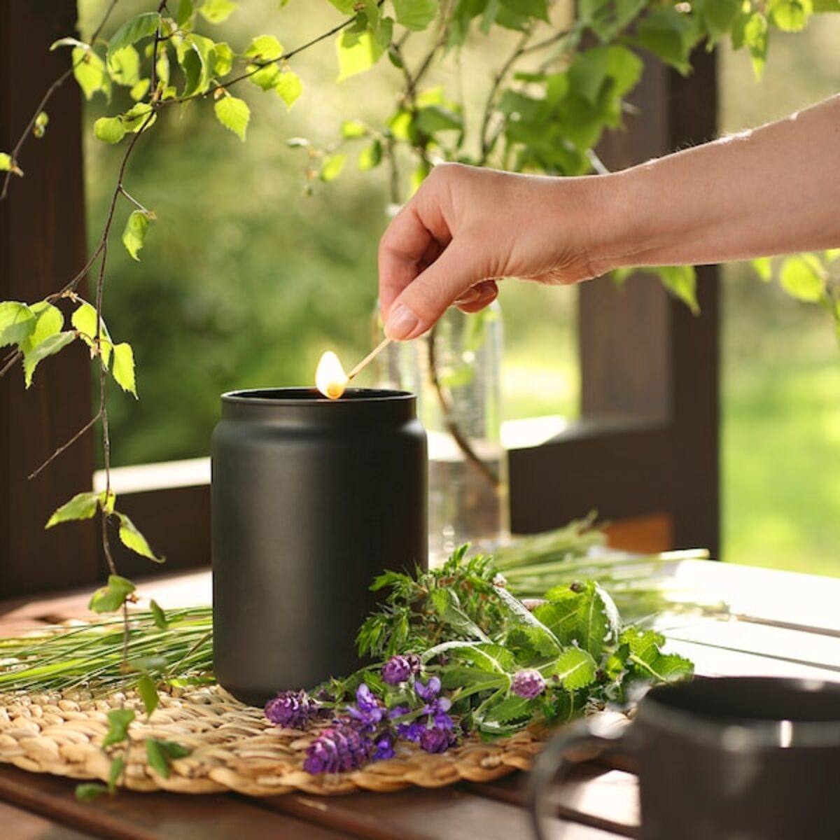 Bild 2 von ALUNROT  Duftkerze im Glas mit Deckel, süßes Heu/schwarz