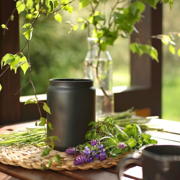 Bild 3 von ALUNROT  Duftkerze im Glas mit Deckel, süßes Heu/schwarz
