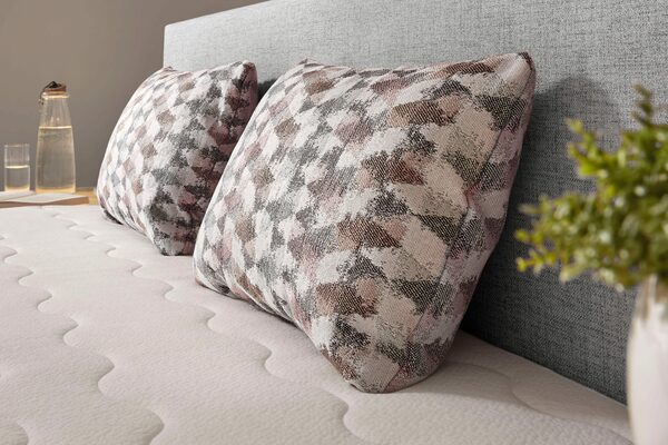 Bild 4 von INOSIGN Boxspringbett »Alina«, mit Topper und Zierkissen, in unterschiedlichen Farbvarianten und Breiten erhältlich, mit besonders geformten Metallfüßen