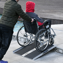 Bild 2 von HOMCOM Rollstuhlrampe, Auffahrrampe für Rollstühle Rollatoren, Faltbare Rampe mit Tragegriff, Alumin