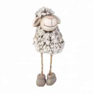 Schaf mit Schlenkerbeinen - aus Keramik und Textil - ca. 6 x 5,5 x 7,5 cm - 1 St&uuml;ck