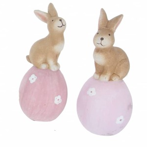 Hase auf Ei - aus Keramik - ca. 8 x 6,5 x 15 cm - 1 St&uuml;ck