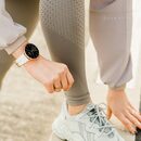Bild 2 von XCOAST SIONA 2 Damen Smartwatch (4,2 cm/1,3 Zoll, iOS und Android) Polar White, Fitness Tracker, 3-tlg., neueste Generation, Blutsauerstoffmesser, Wasserdicht, Ultra flach, Puls, Blutdruck, bril