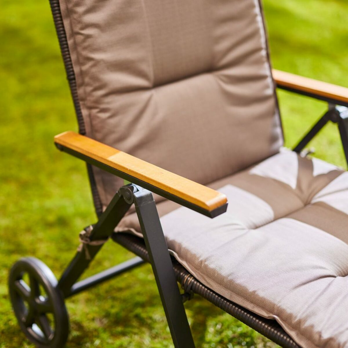 Bild 4 von BELAVI Geflecht-Rollliege