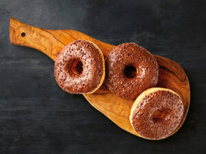 Schoko-Donut mit Streusel