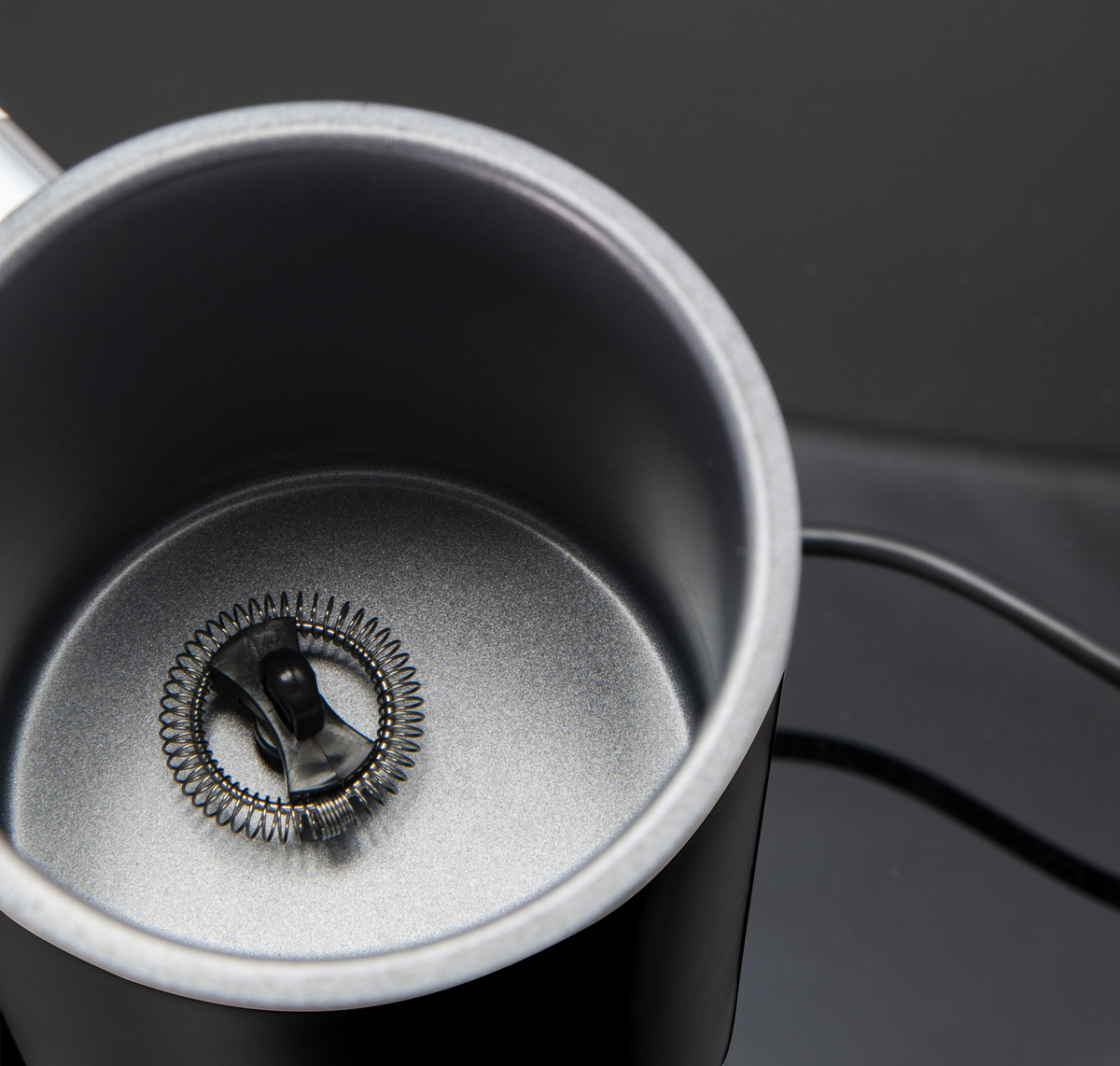 Bild 3 von KOENIC KMF 15321 B Milchaufschäumer, Schwarz/Edelstahl, 500 Watt, 0,3 Liter