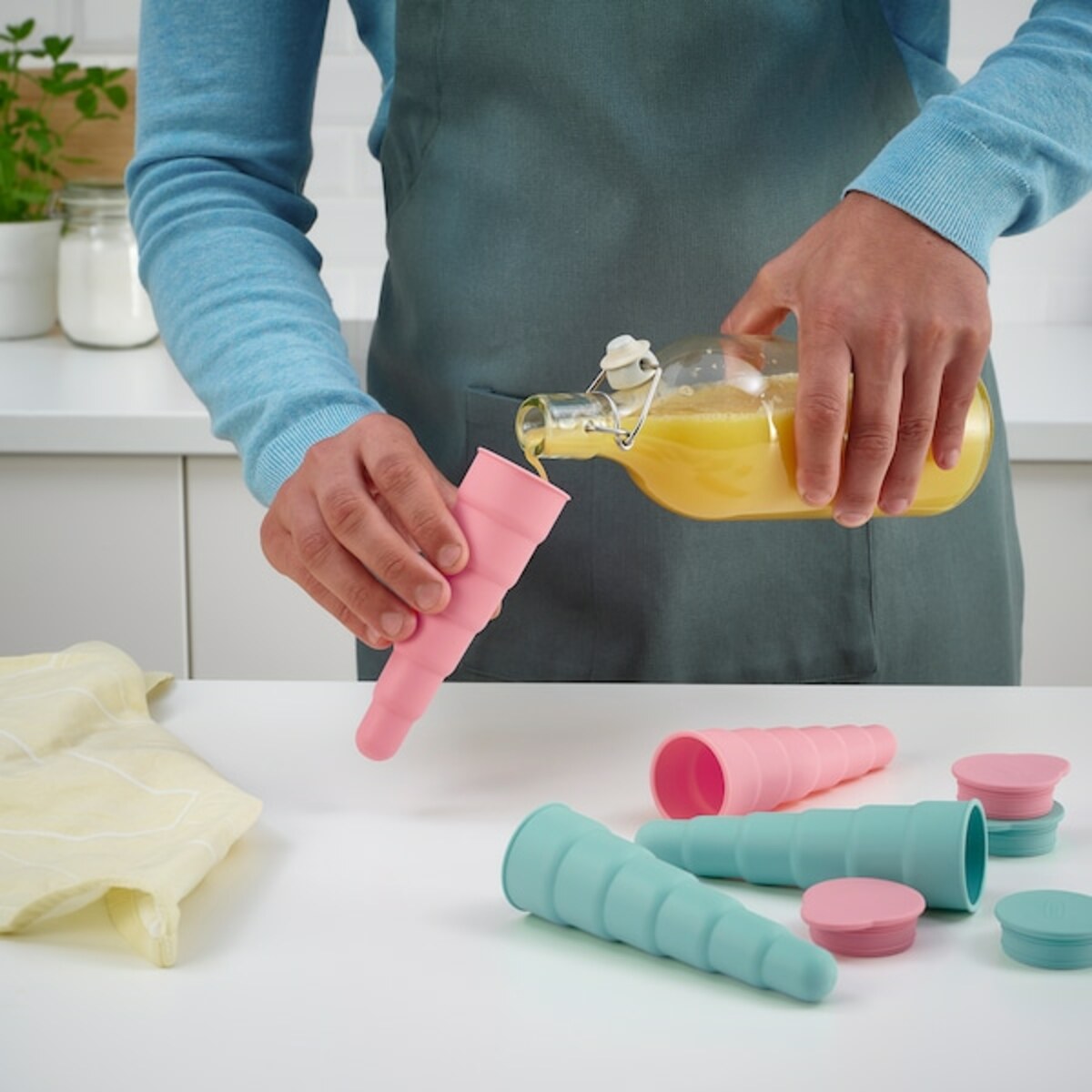 Bild 3 von UPPFYLLD  Form für Eis, aufklappbar türkis/rosa