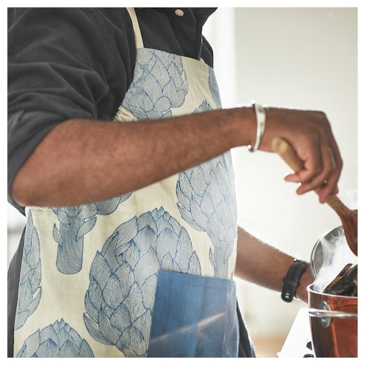 Bild 2 von KÅLFJÄRIL  Schürze, gemustert blau/hellbeige