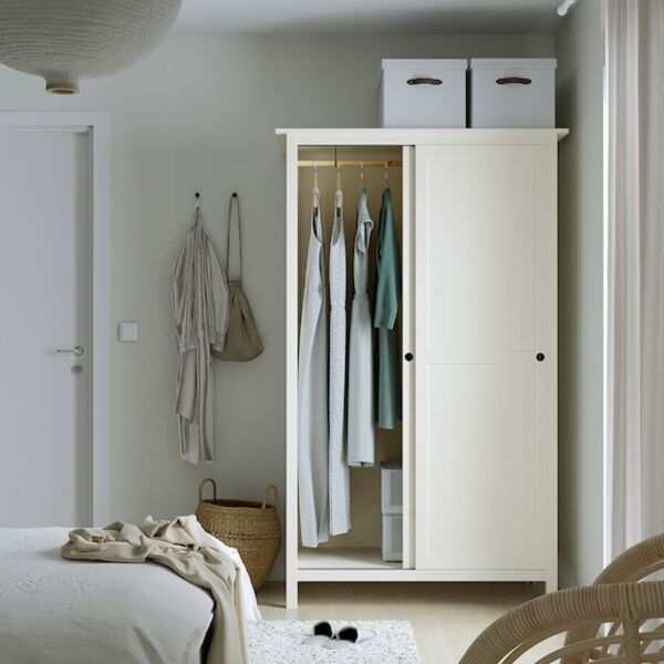 Bild 3 von HEMNES  Kleiderschrank mit 2 Schiebetüren, weiß gebeizt
