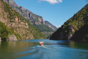 Erlebnisreisen Albanien: Erlebnisreise von Tirana bis Elbasan inkl. Bootsfahrt auf dem Koman-Stausee