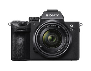 SONY Alpha 7 M3 KIT (ILCE-7M3K) + Tasche Speicherkarte Systemkamera mit Objektiv 28-70 mm, 7,6 cm Display Touchscreen, WLAN