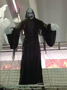 JOKA international Dekofigur »Selbstaufblasendes Skelett in Kutte - Halloween Dekoration - 200 cm groß«