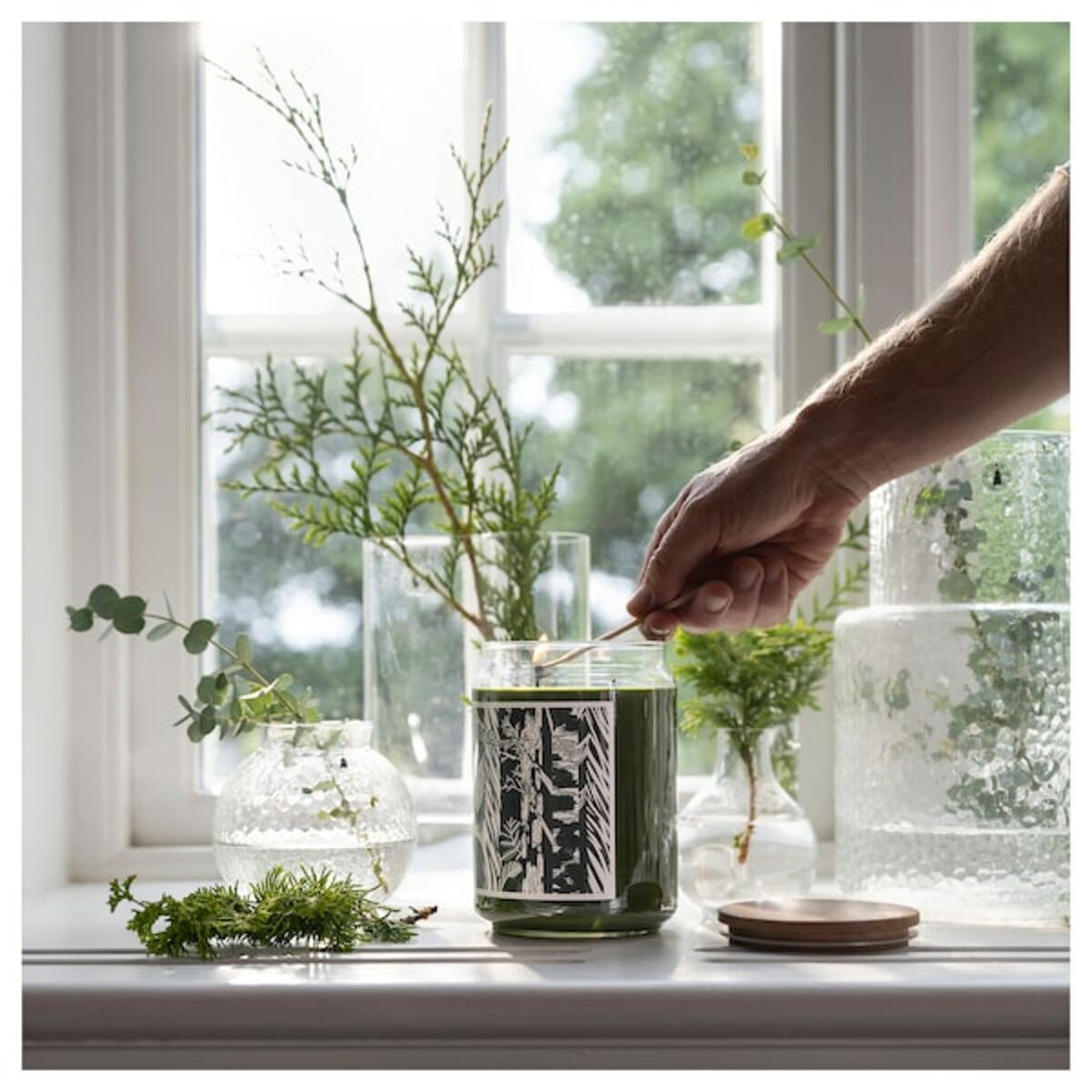 Bild 2 von JÄMTSKOGEN  Duftkerze im Glas, 2 Dochte/Deckel, Zypresse & Eukalyptus/dunkelgrün