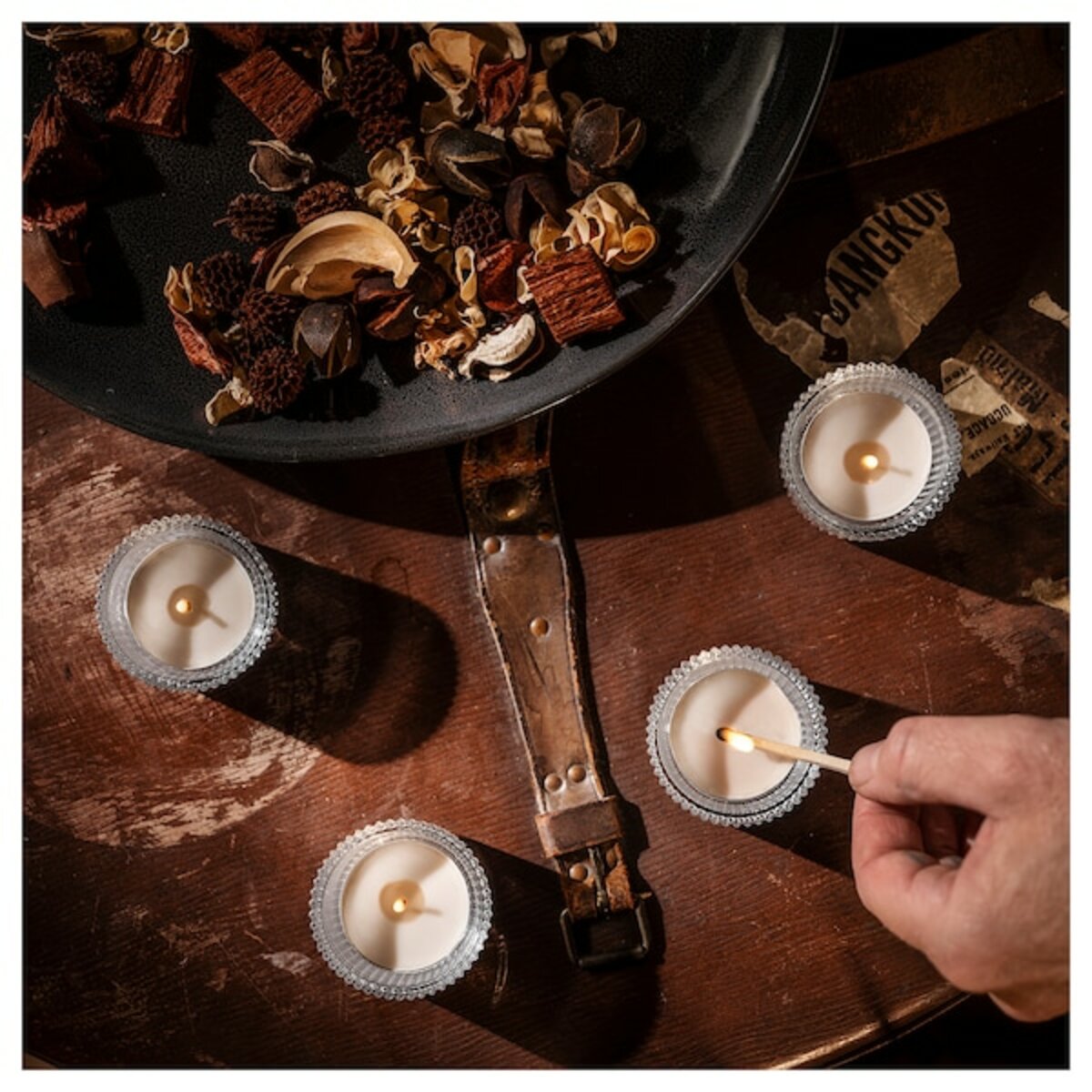 Bild 2 von GLANSLIND  Teelicht, duftend, rauchige Vanille/hellbeige