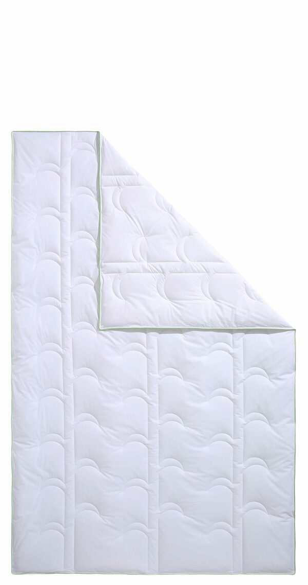 Bild 2 von Naturfaserbettdecke, Iris, QUEENS TEXTILES, feuchtigkeitsregulierende, hochwertige Füllung aus 100% Viskose