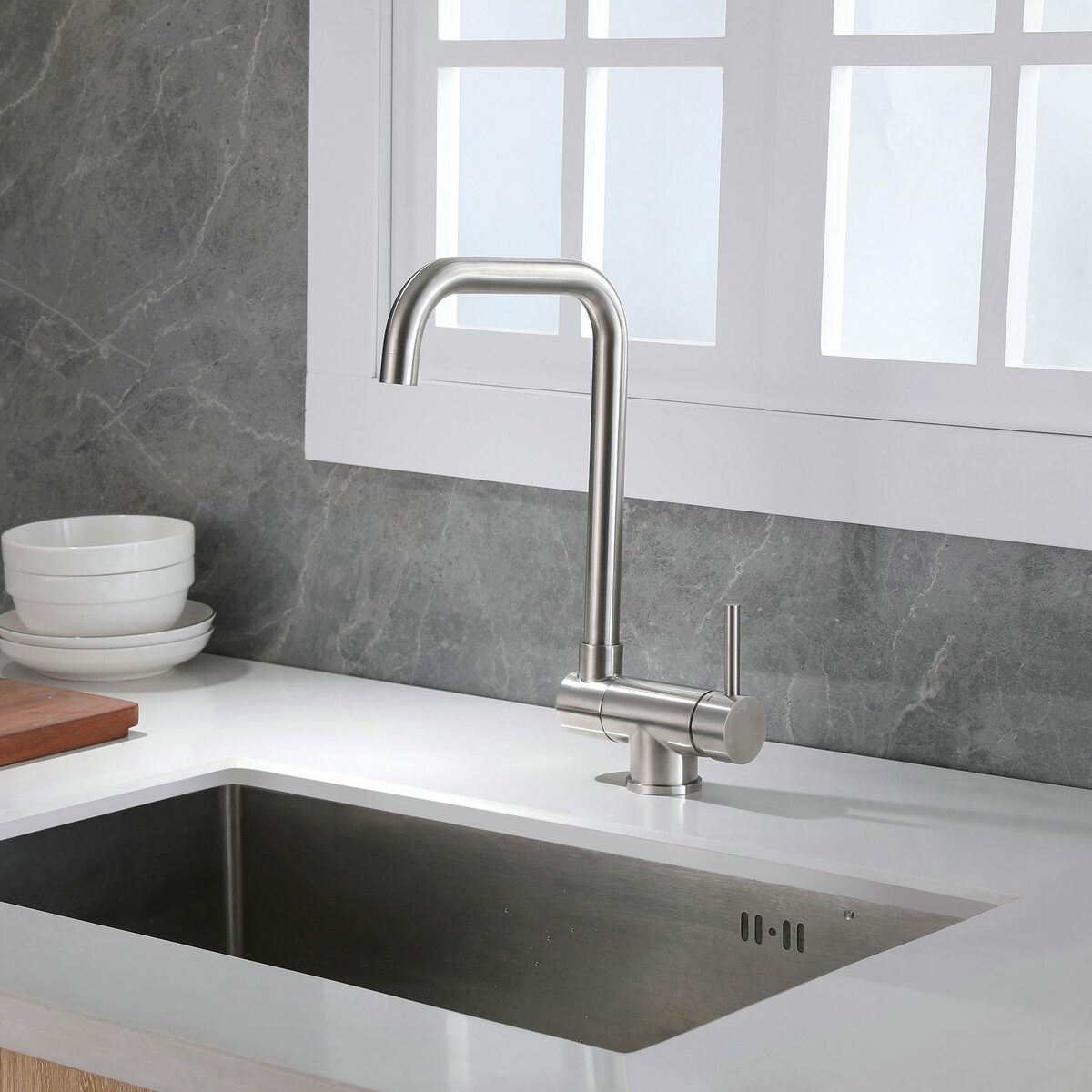 Bild 2 von Sumerain Küchenarmatur vorfenster küchenarmatur (küchen armaturen wasserhahn, wasserhahn küche) küchenarmatur 90° heruntergeklappt vor Fenster.