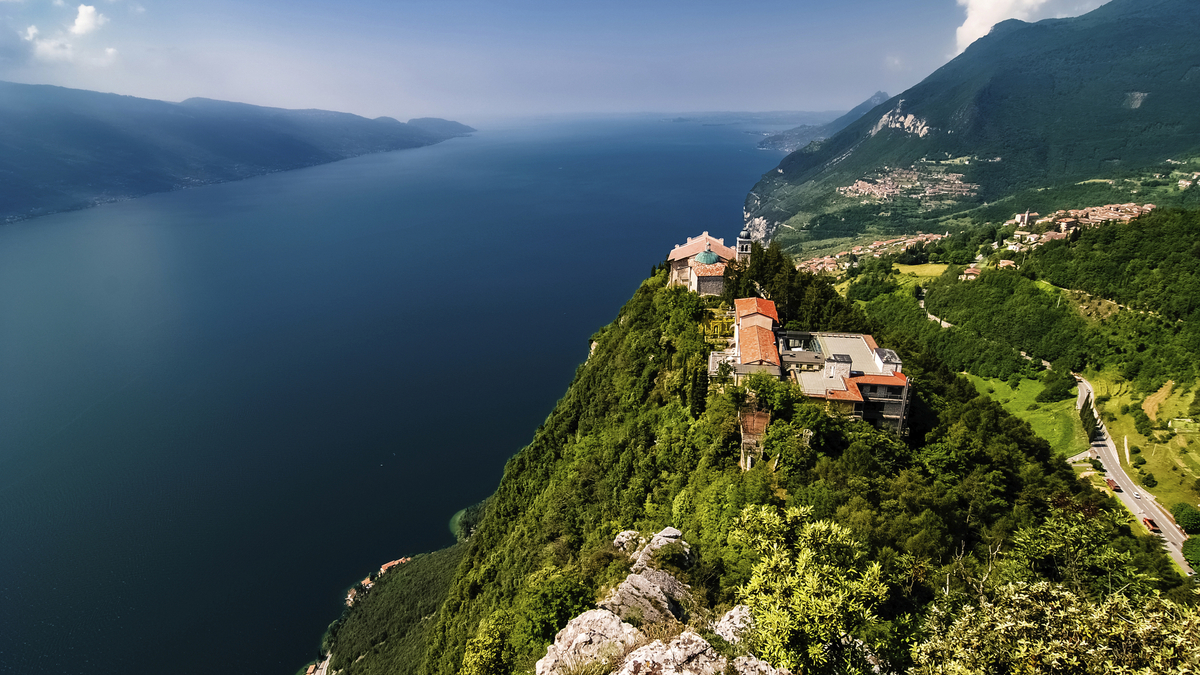 Italien Gardasee Tignale 3* Hotel La Rotonda von LidlReisen ansehen!