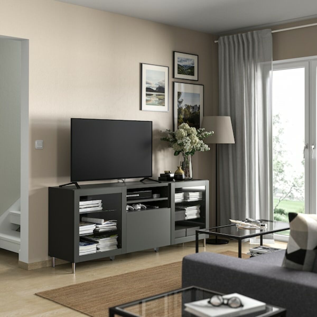 Bild 2 von BESTÅ  TV-Bank mit Schubladen, dunkelgrau Sindvik/Lappviken/Stubbarp dunkelgrau