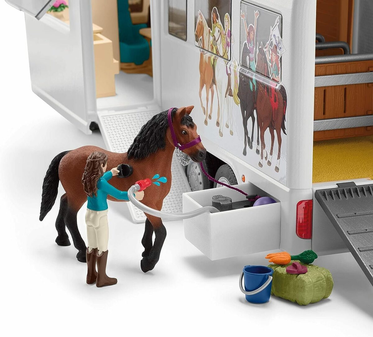 Bild 1 von Schleich® Spielwelt HORSE CLUB Pferdetransporter, 227 Teile Spielset mit Transporter, (ab 5 Jahren, Spieleset, 227-tlg., Zubehör mit Menschen, Spielzeug wo man reiten kann), Spielzeug mit zube