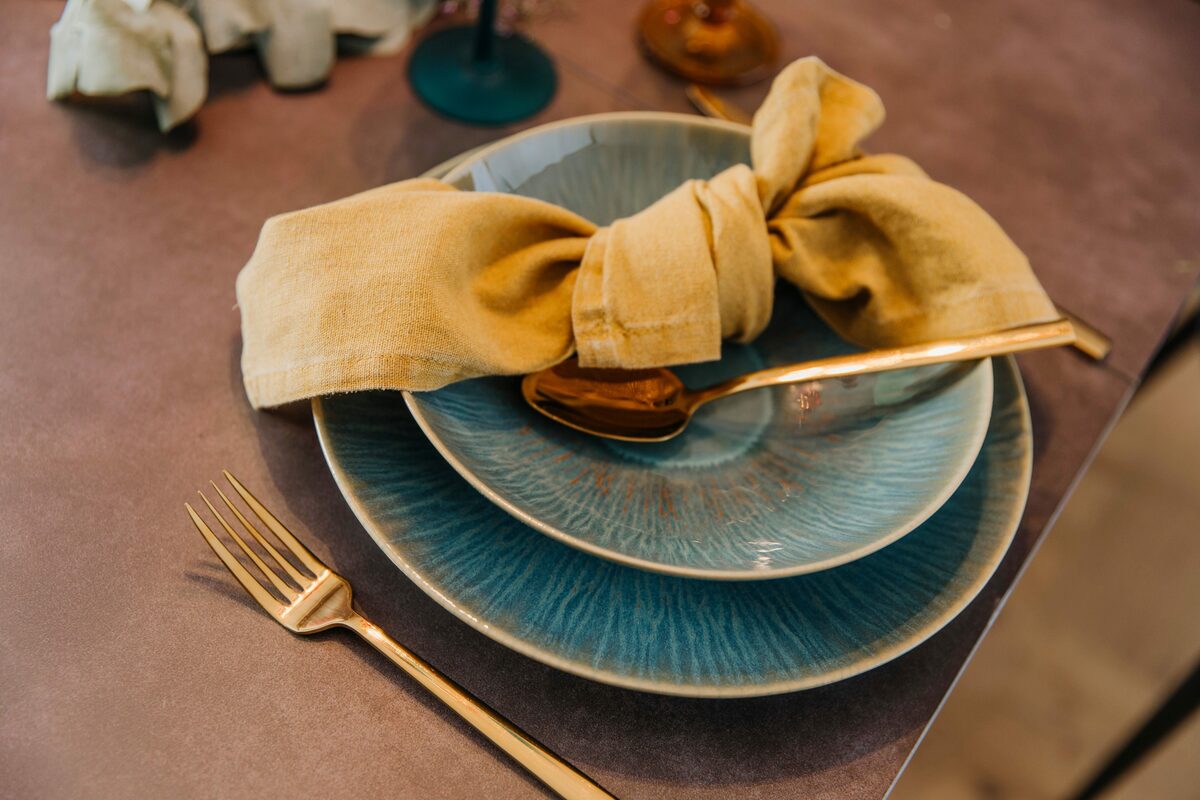 Bild 2 von andas Tafelservice Geschirr-Set Bergum, Scandic-Style (12-tlg), 4 Personen, Steinzeug, ausdrucksstarkes Design, leichtes Relief, jedes Teil ein Unikat