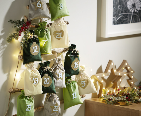 Bild 2 von IDEENWELT Adventskalender Samtbeutel grün