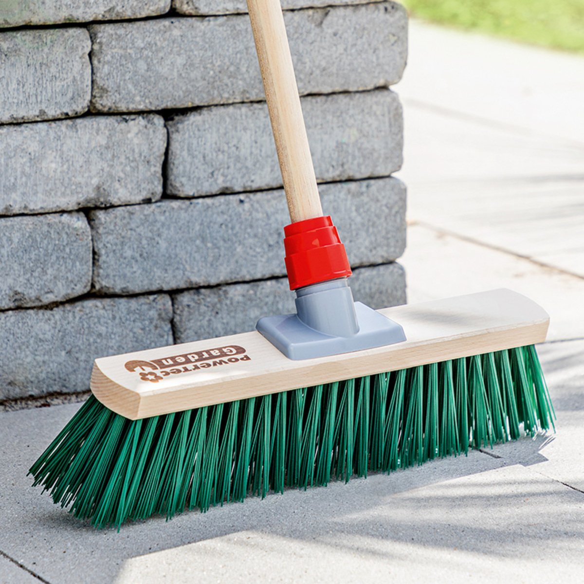 Powertec Garden Garten/ Straßenbesen mit Holzstiel von Norma ansehen!