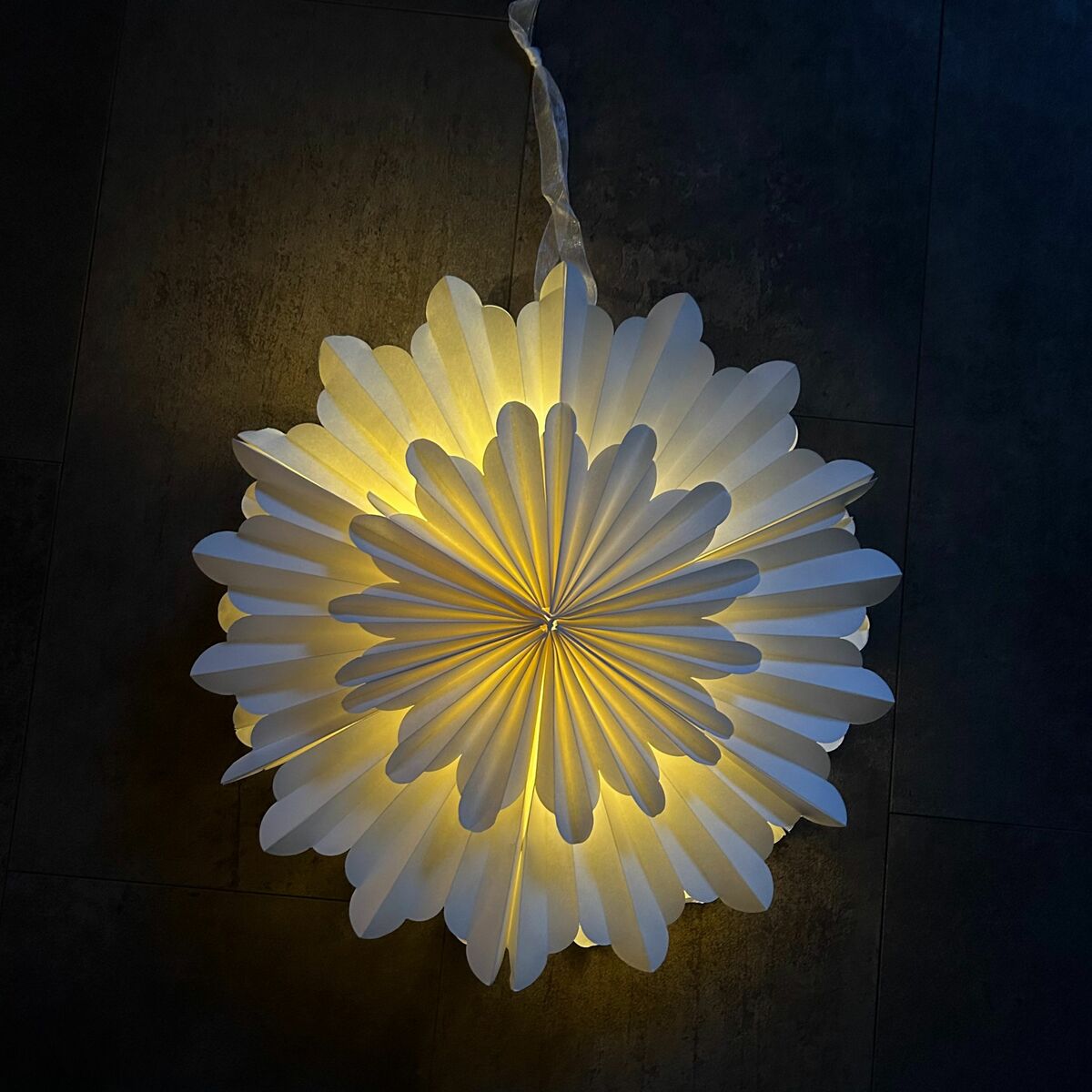 Bild 1 von LED Papierblume 42 cm weiß batteriebetrieben mit Timer
