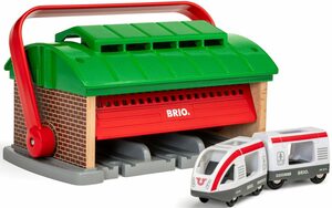 BRIO® Spielzeugeisenbahn-Gebäude Holzspielzeug, BRIO® WORLD, Mitnehm-Lokschuppen mit Reisezug, FSC®- schützt Wald - weltweit
