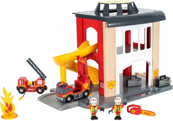 Bild 1 von BRIO® Spiel-Feuerwehrwache BRIO® WORLD, Große Feuerwehrstation mit Einsatzfahrzeug, FSC®- schützt Wald - weltweit