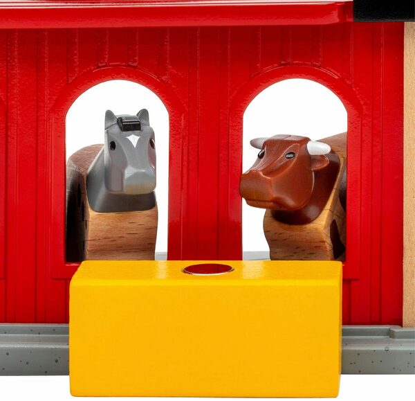 Bild 4 von BRIO® Spielzeugeisenbahn-Gebäude Holzspielzeug, Tierscheune mit Heuwaggon, FSC® - schützt Wald - weltweit