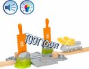 Bild 4 von BRIO® Spielzeugeisenbahn-Erweiterung Holzspielzeug, BRIO® WORLD, Smart Tech Sound Abenteuer-Bahnübergang, FSC®- schützt Wald - weltweit