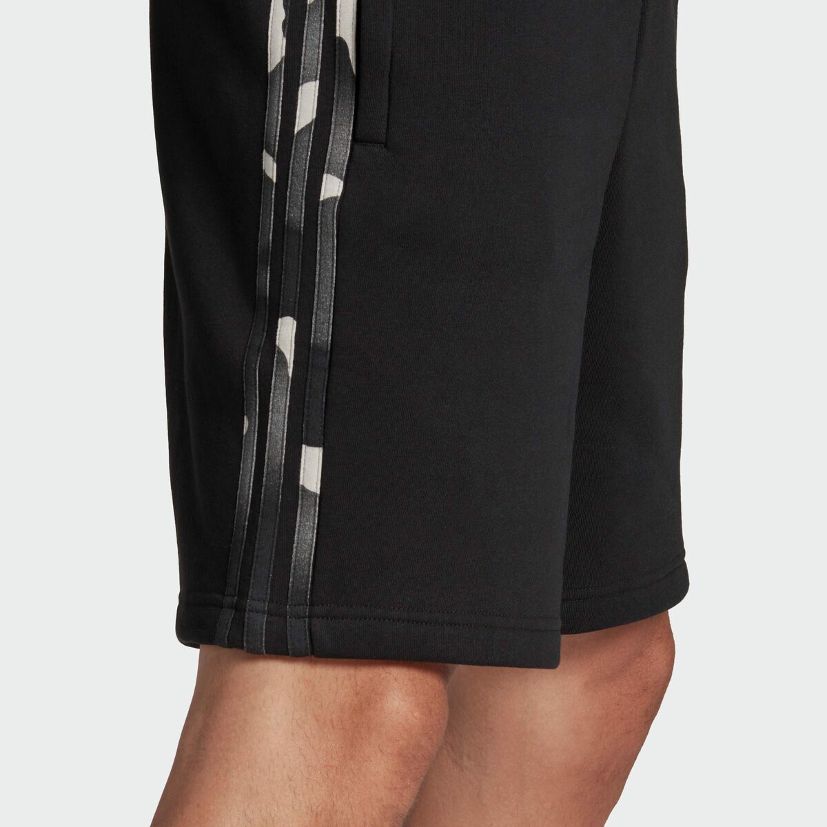 Bild 4 von adidas Originals Shorts GRAPHICS CAMO 3-STREIFEN (1-tlg)