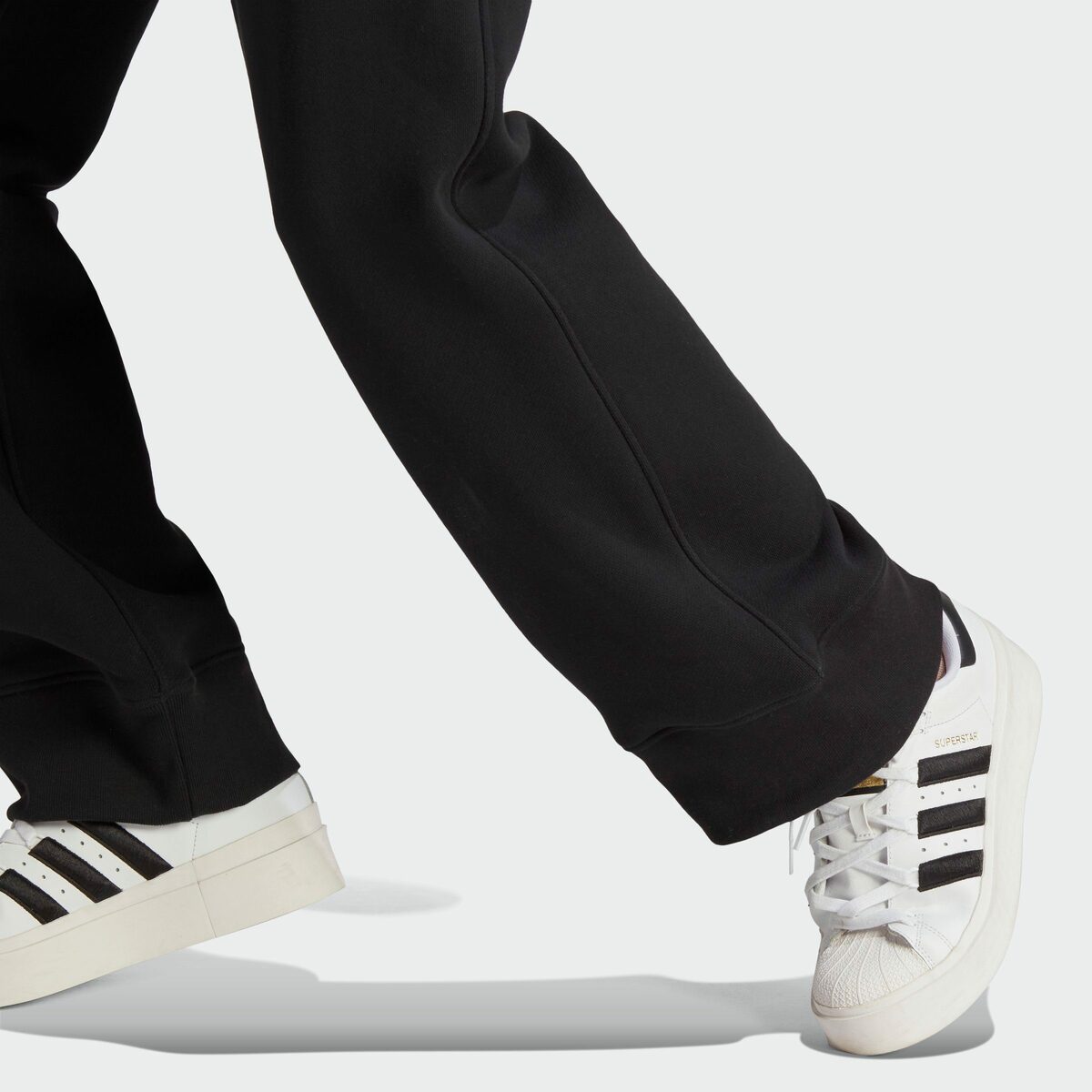Bild 4 von adidas Originals Sporthose PREMIUM ESSENTIALS MADE TO BE REMADE RELAXED (1-tlg)