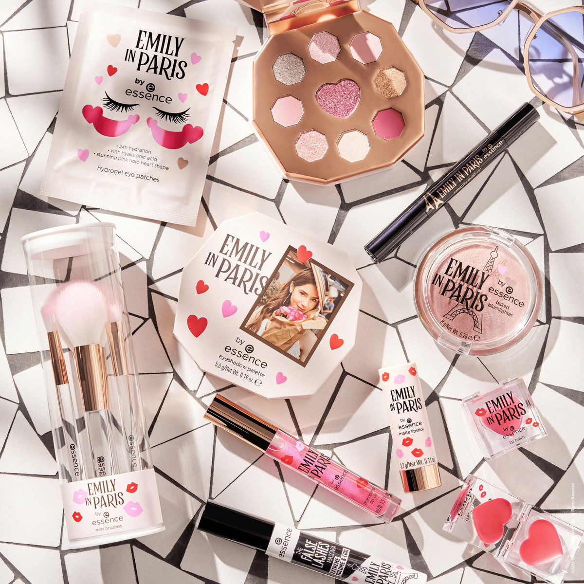 Bild 3 von essence Emily in Paris hydrogel eye patches 01 A Little 'Bonjour' Goes A Long Way...