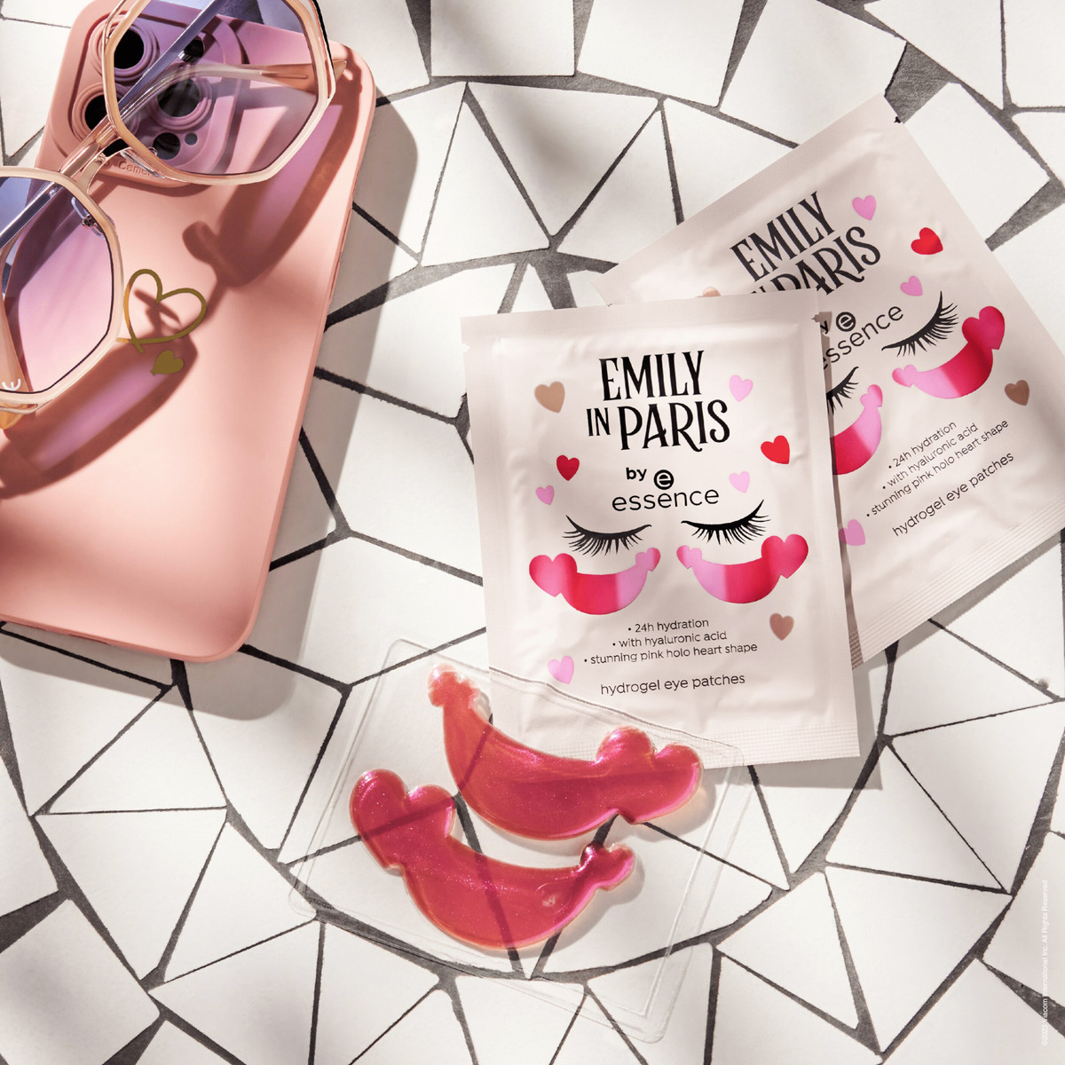 Bild 2 von essence Emily in Paris hydrogel eye patches 01 A Little 'Bonjour' Goes A Long Way...