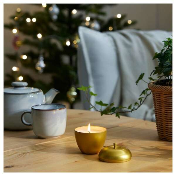 Bild 3 von VINTERFINT  Duftkerze in Dose, Apfelform/Winteräpfel goldfarben 24 Std.