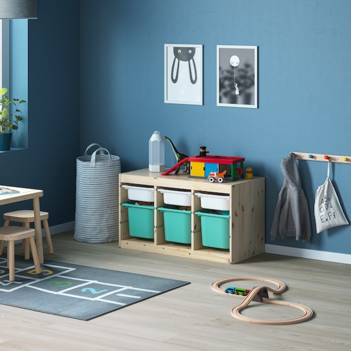 Bild 2 von TROFAST  Aufbewahrung mit Boxen, Kiefer weiß gebeizt, hell weiß/türkis 93x44x52 cm