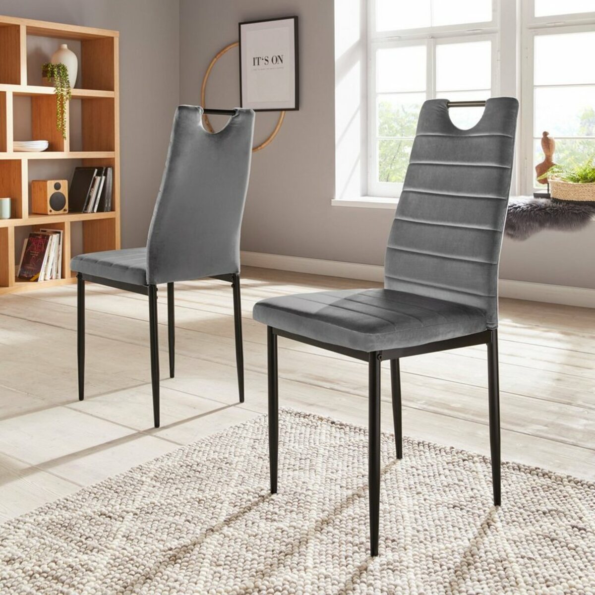 Bild 1 von INOSIGN Esszimmerstuhl (Set, 2 St), (2 oder 4 Stück) mit Samtbezug, Rückenlehne mit Griff zum Zurückziehen, Grau