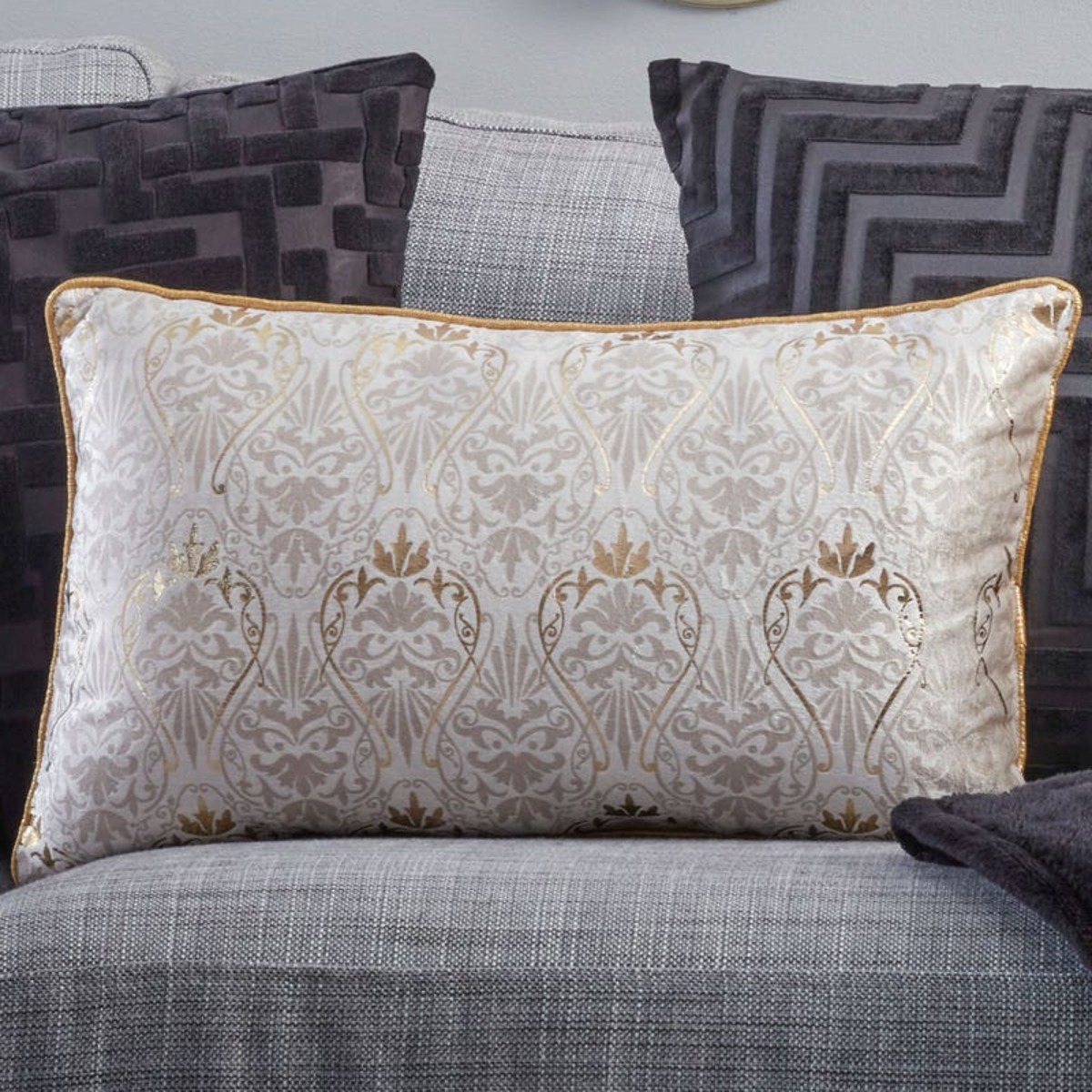 Bild 1 von Deko-Kissen mit goldfarbenem Druck, ca. 30x50cm