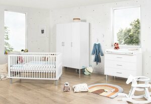 Pinolino® Babyzimmer-Komplettset Jarle breit groß, (Set, 3-St., Gitterbett, Wickelkommode, Kleiderschrank), zum Juniorzimmer umbaubar, Weiß