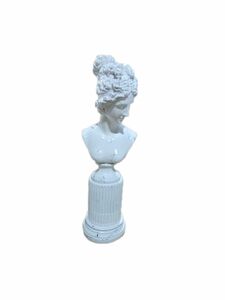 Skulptur Frau Weiß Marmoroptik