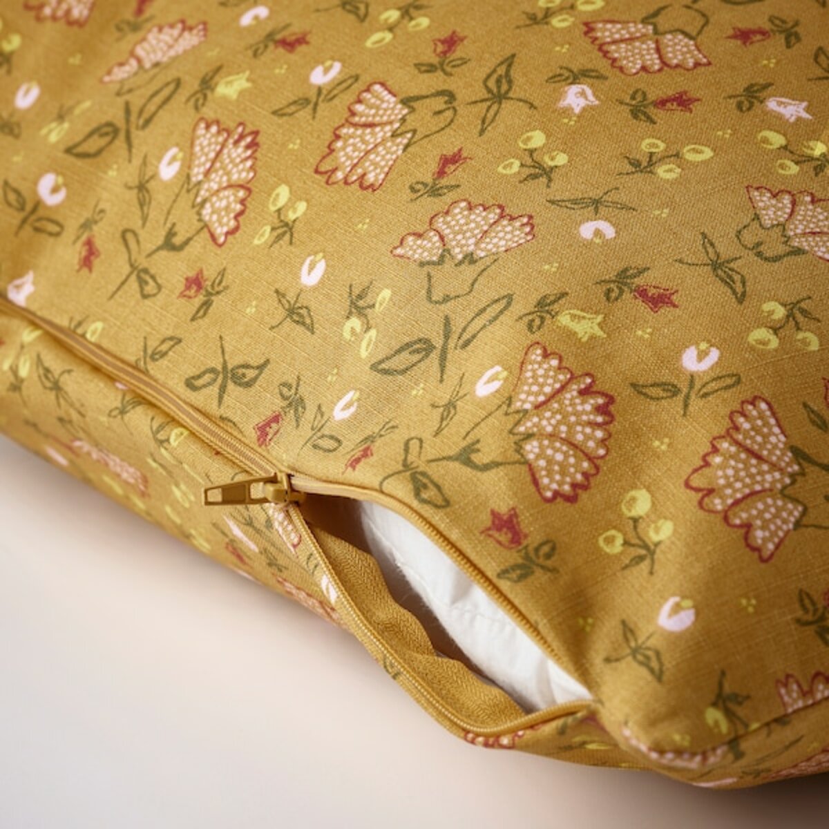 Bild 3 von SVÄRDTÅG  Kissenbezug, dunkelgelb/Blumenmuster 50x50 cm