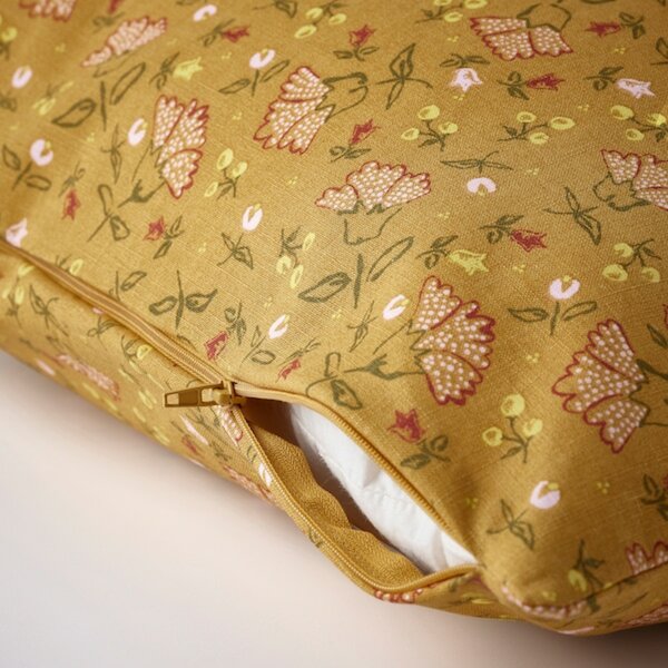 Bild 3 von SVÄRDTÅG  Kissenbezug, dunkelgelb/Blumenmuster 50x50 cm