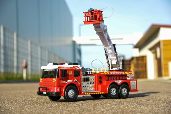 Bild 1 von Dickie Toys RC Aerial Ladder Truck mit Wasserspritzfunktion